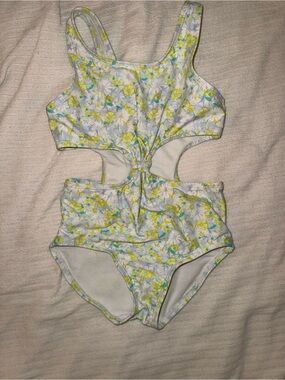 Girls Floral Cutout One-Piece Swimsuit in White and Yellow | Size:6/6X
